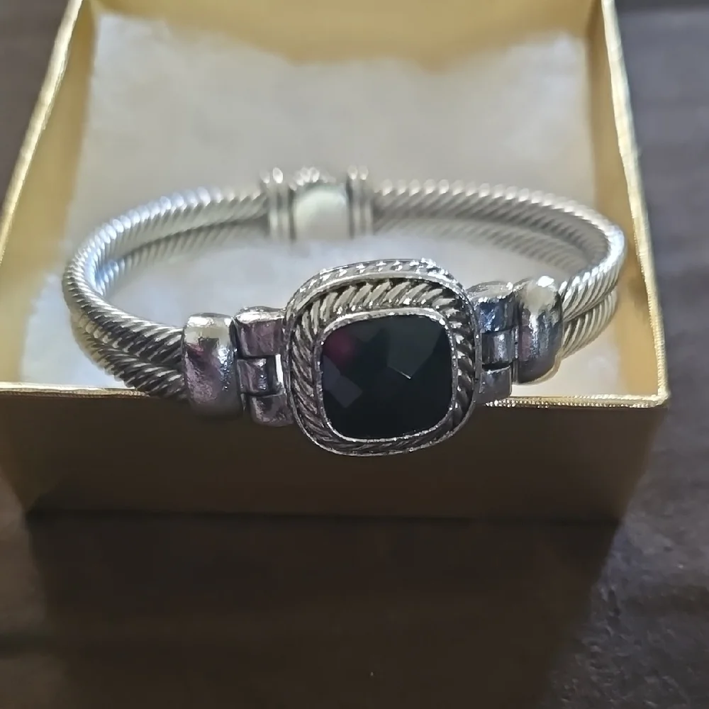 NWOT Sophisticated Silver and Black Charm Bracelet with Filigree 2.5" - Picture 1 of 2